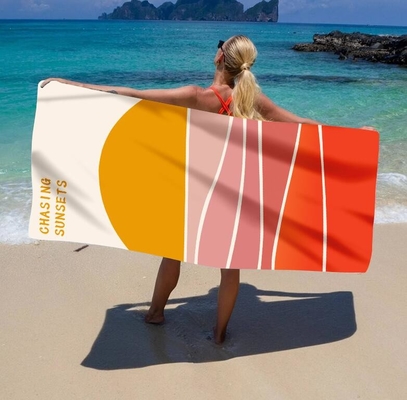 kopen Aanpasbare Microfiber zwembadhanddoeken Gemakkelijk te dragen Versatile zandloze strandhanddoek online manufacture