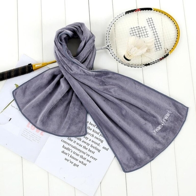 Une serviette de gym en microfibre douce et absorbante