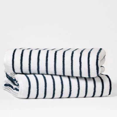 Clearance Oversized Beach Towel with Resort-Grade Comfort and High-GSM Cotton for Luxury Poolside Lounging